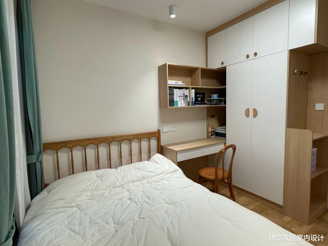 新房打扫干净准备入住，全屋铺贴木地板，电视墙打满柜子很实用！