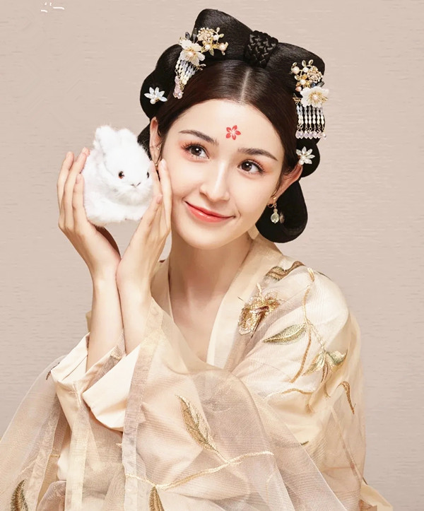 演绎|“西域美人”哈妮克孜演绎飞天之美,金钗薄纱,皆是神秘之源