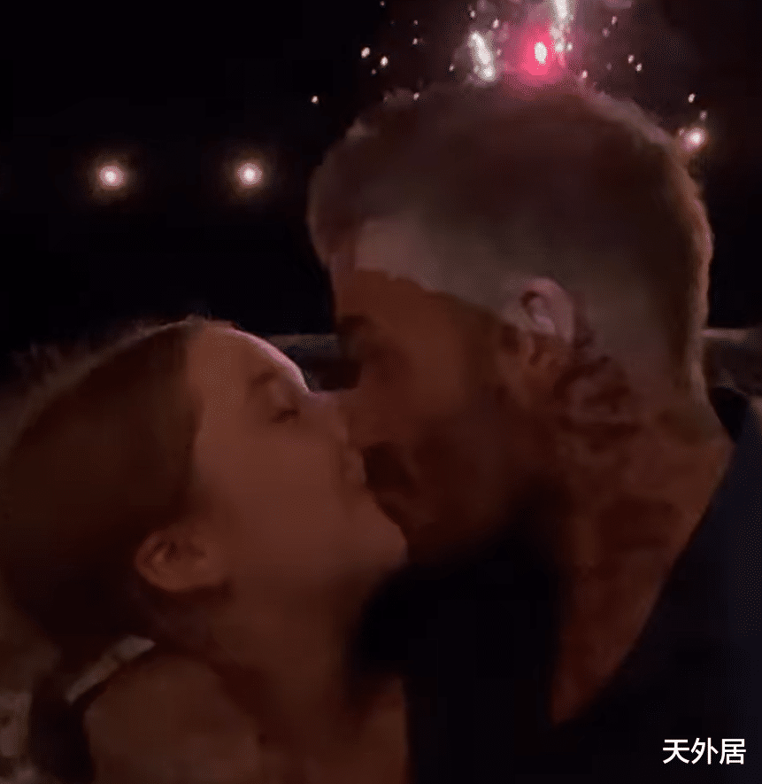 哈珀·贝克汉姆|太亲密！贝克汉姆与10岁女儿跨年，又嘴对嘴亲吻还摇晃，无惧争议