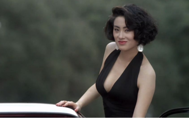 张敏|56岁张敏与男友逛街，全程紧贴男方当街秀恩爱，蒲巴甲自嘲显孤独