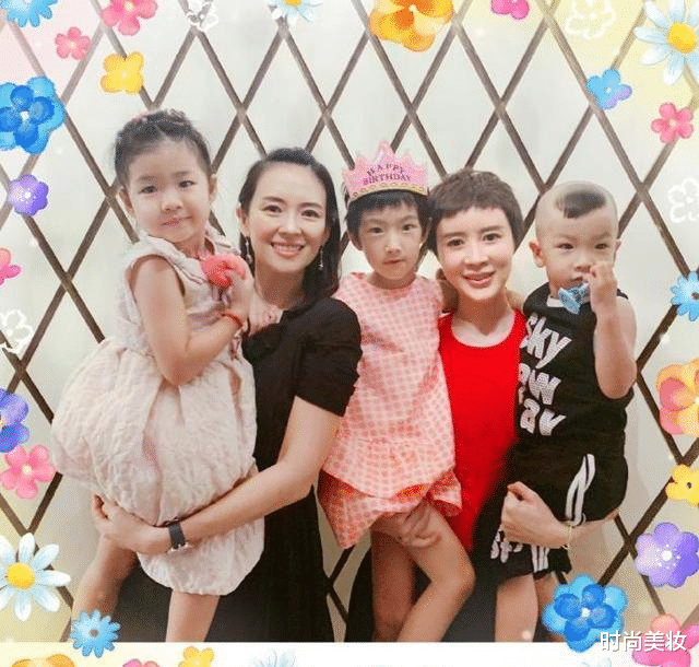 时尚美妆|章子怡亲自接女儿放学，穿黑白装大气知性，素颜露面不忘画上眉毛