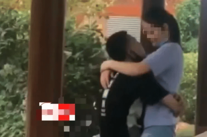 三十秒社汇 广西一对年轻情侣，在公园做“不雅动作”？家长带着孩子匆忙离开