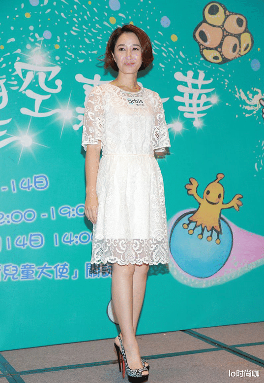 lo时尚咖|关咏荷“素颜”看着更像小姑娘，和张家辉牵手看着好甜蜜，真幸福