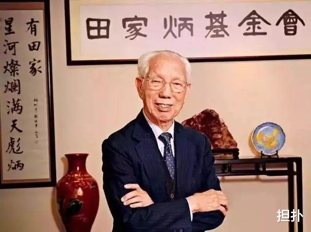 李嘉诚 自己没私家车住小公寓，却把千亿家产捐了，去世后李嘉诚为他扶灵