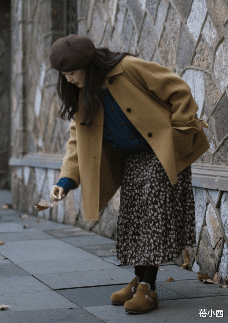 蓓小西 “大衣+碎花裙”今年最火cp,优雅又温柔,爱美的小姐姐都穿上了