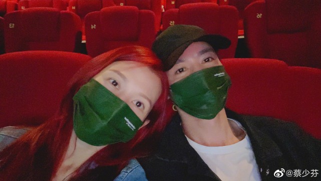 蔡少芬|张晋夫妇被偶遇，蔡少芬瘦到胳膊骨头凸起，下楼梯获张晋贴心搀扶