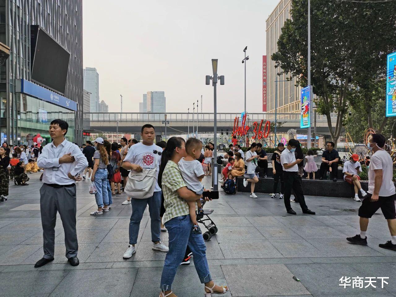 电子商务|实体店是自己砸自己，还是电商冲击，还是因为我们都没有钱了？