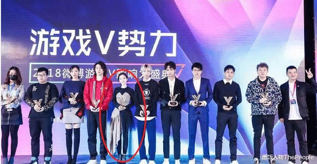 鞠婧祎|被“矮”耽误的女星们，有人坐着因腿短挨不着地，有人踩纸箱拍戏