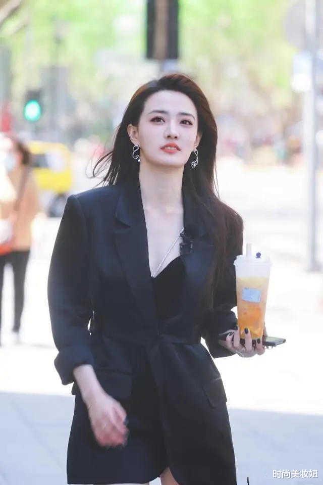 马丁靴|徐璐真的太会穿，黑色西装配马丁靴秀长腿，路人镜头下美翻