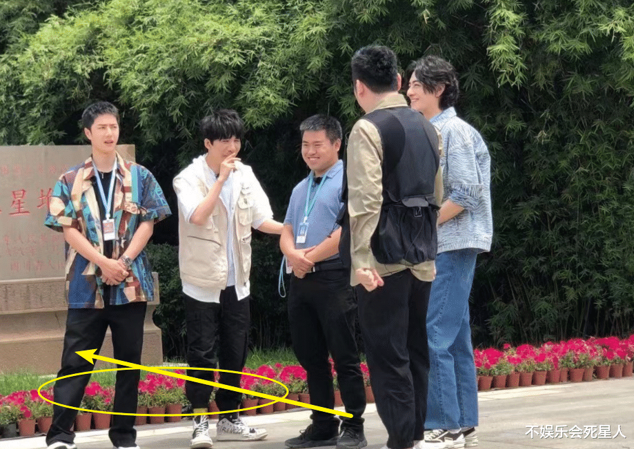 王一博|王一博现身成都录制，和175大张伟站在一起，这腿确定不是五五分