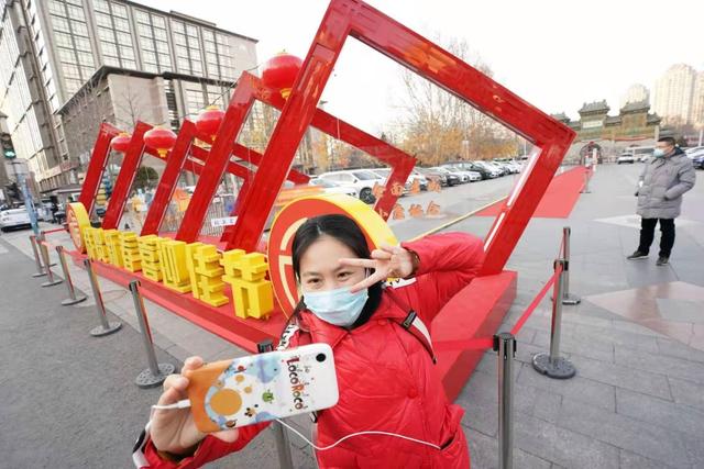 北京日报客户端 亮灯了！春节景观布置到位，22万件灯笼灯饰打造流光溢彩京城夜