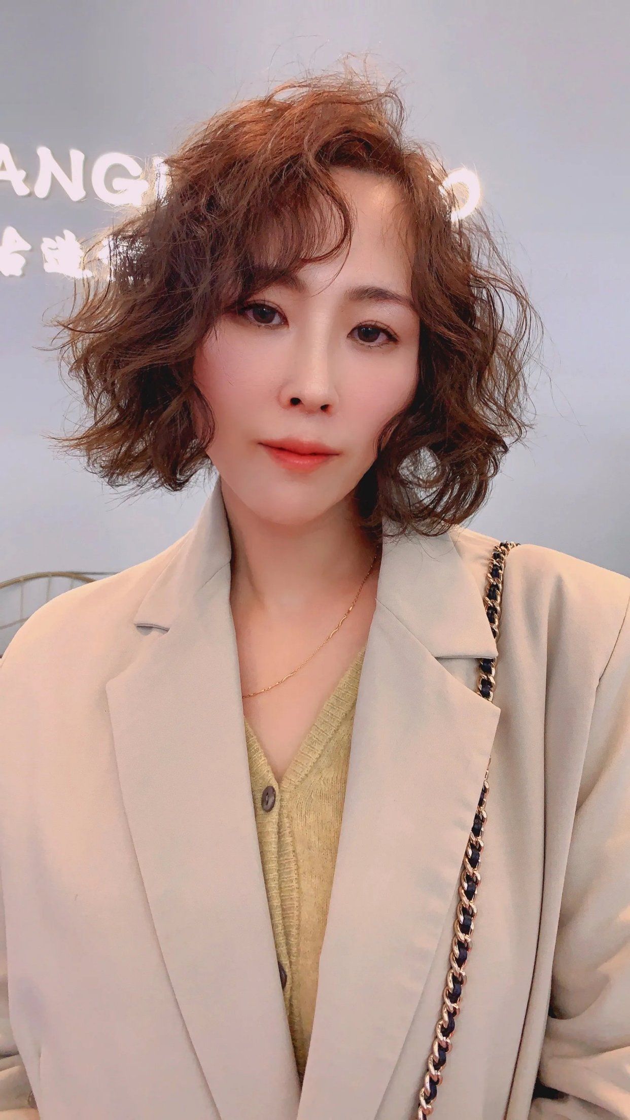 烫发 天冷了，是该烫烫染染了，保暖时尚还洋气