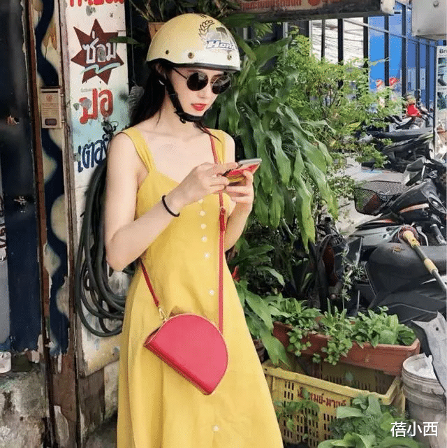 高圆圆|高圆圆终于扎起马尾辫，一身绿色穿搭“上松下紧”，就她穿得不俗