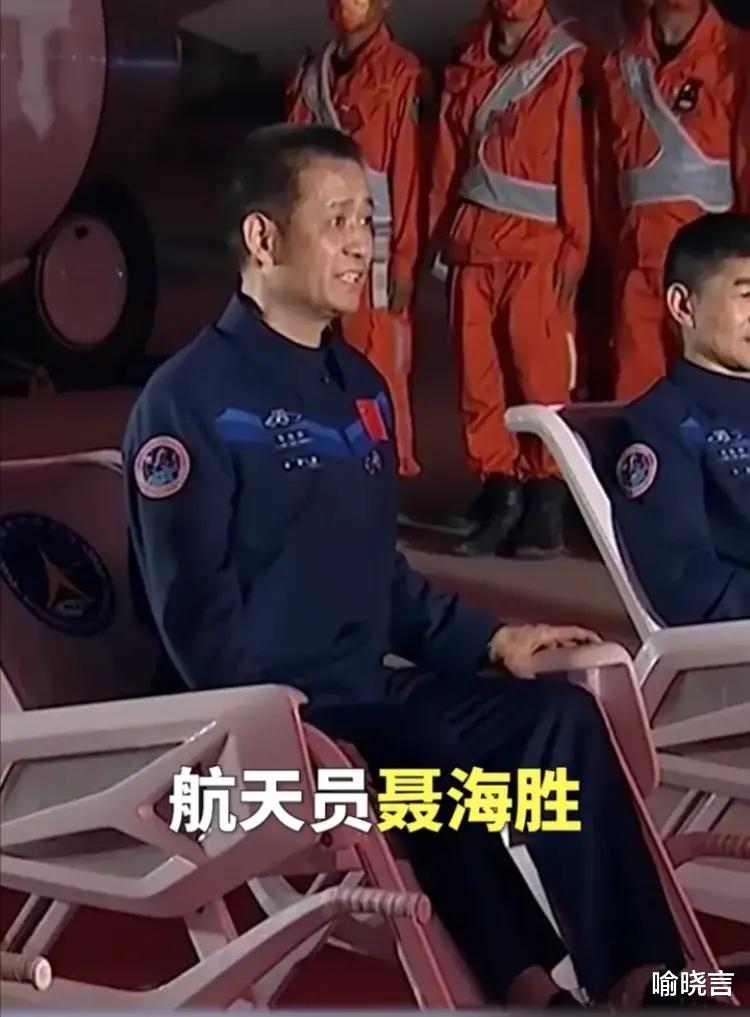 航天员 看到三个航天员刚出仓时的状态非常心疼，他们咬牙坚持着，向英雄们致敬！