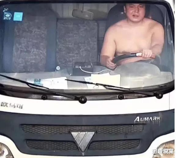 |“有什么东西卖真的犯法，卖假的不犯法？”神评也太内涵了吧！哈哈哈哈哈
