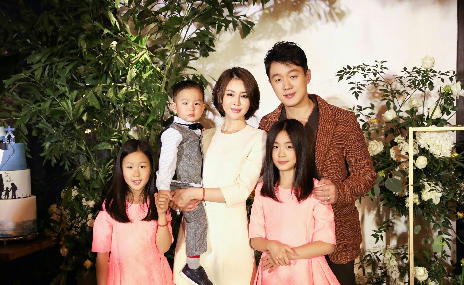 关悦|关悦坐轮椅现身机场疑受伤，佟大为帮提包推轮椅，寸步不离很贴心