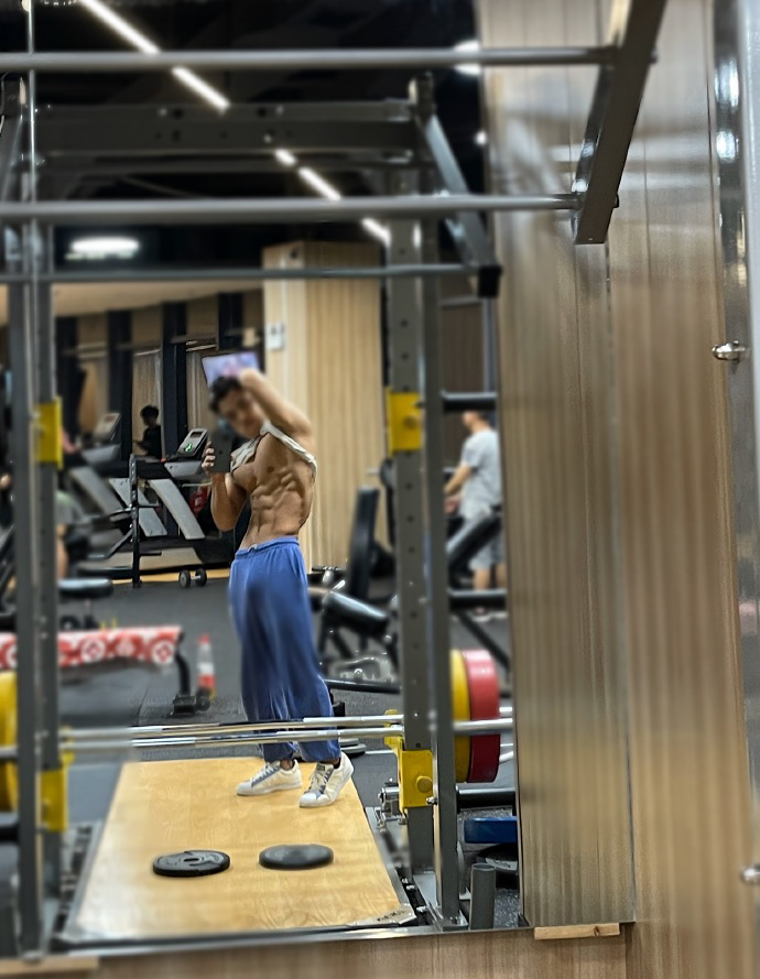 健身圈一哥|腹肌宛如搓衣板，麒麟臂健壮似公牛，侧平举1000个都是小意思！