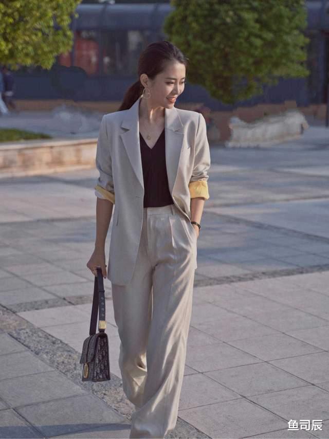 鱼司辰|小个子如何穿出“职场”范？一身灰色西服套装精致干练，显高显瘦