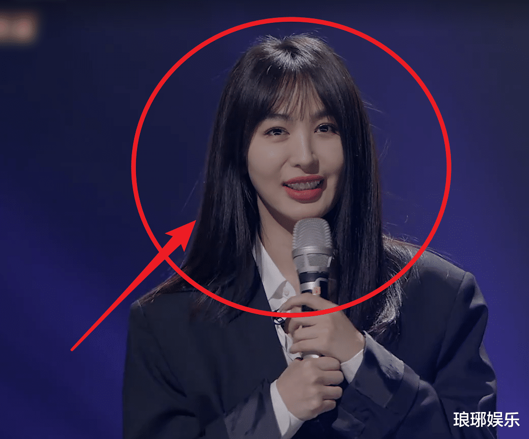 李菲儿|黄晓明和李菲儿坐在一起时，反应却不对劲，表面功夫都不做？