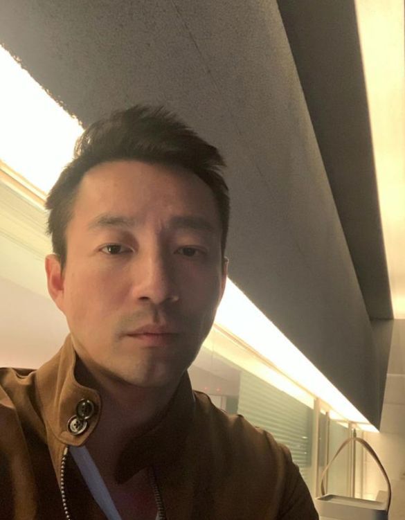 汪小菲|汪小菲离婚后更受欢迎，与粉丝贴身合照不避嫌，超越了安全距离