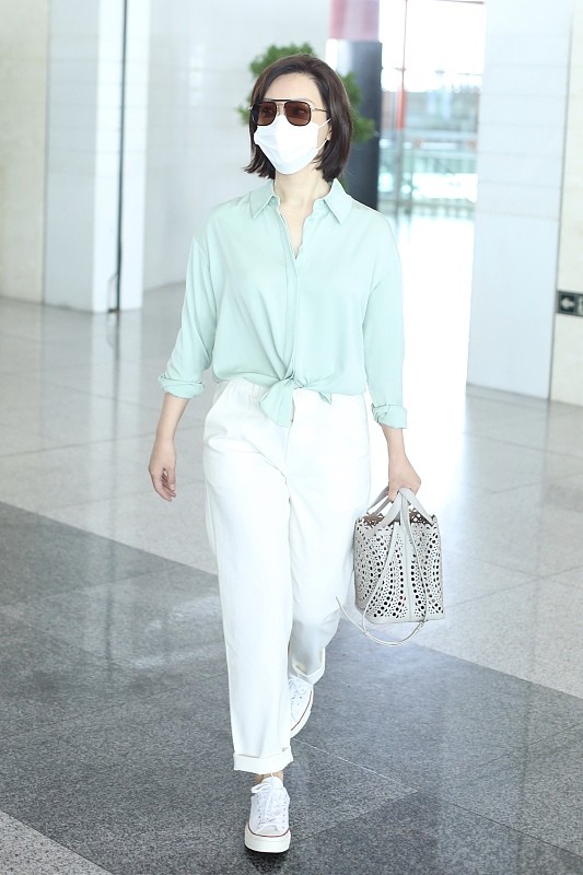 BiuVogue 陈数和董卿都很招人喜欢，穿衬衫气质很温柔，分不清谁更高级