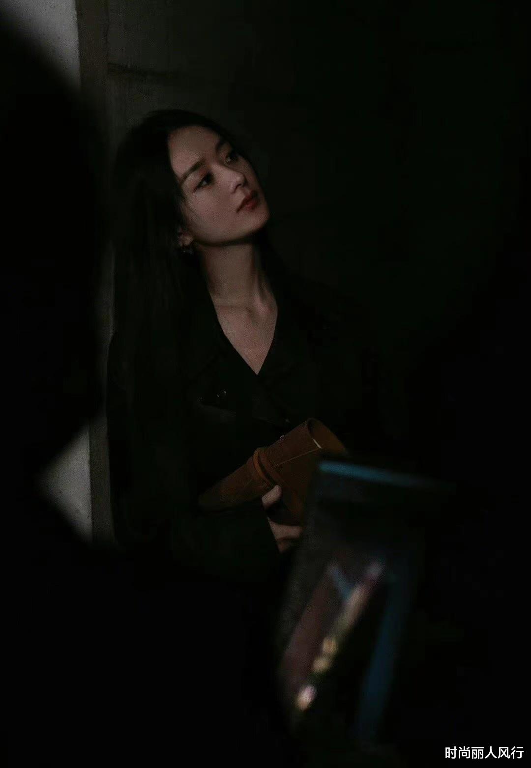 赵丽颖|赵丽颖形象大变彻底逆袭！穿黑色西装拍大片霸气十足，变腹黑女神