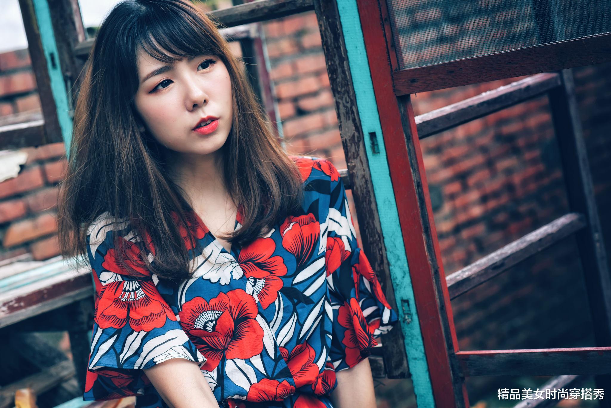 精品美女时尚穿搭秀|秋日这样穿碎花裙，优雅又不失女人味