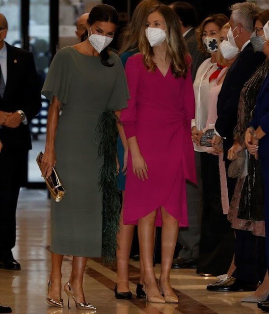 全球时尚风行 西班牙王室聚首颁奖礼！48岁莱后穿着温婉，为两公主“保驾护航”