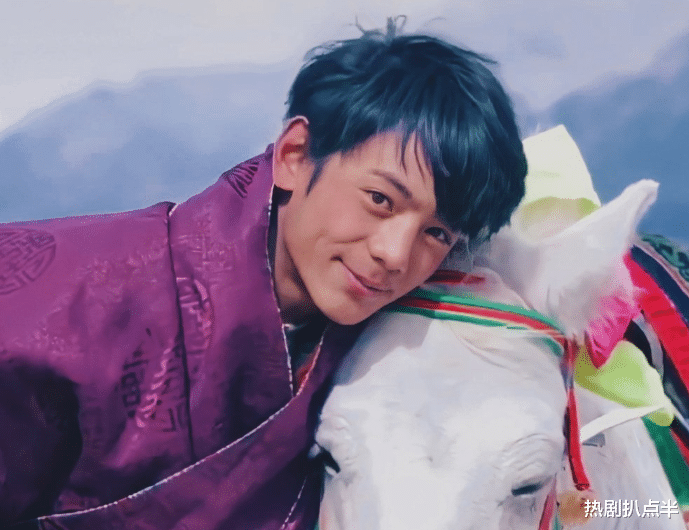 幻灭|丁真头大身子小，全身照让人幻灭，但粉丝痴情仍熬夜等新歌