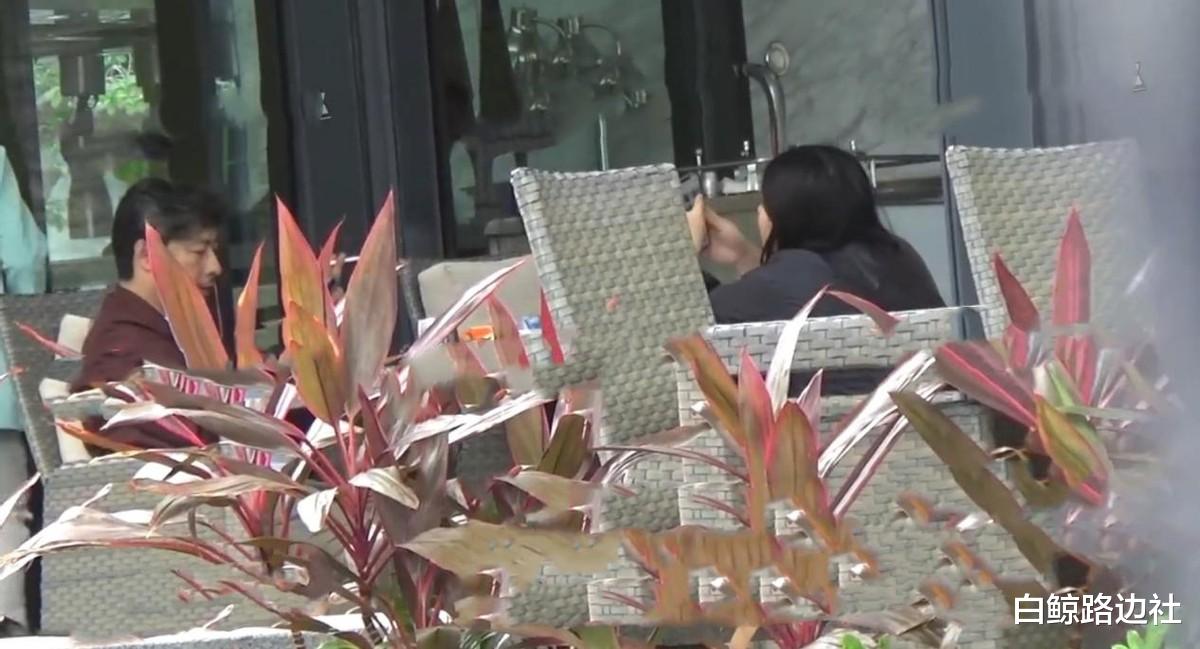 王诗龄|王岳伦携女儿到三亚度假！勾肩搭背感情好，王诗龄用沙子埋爸爸脚