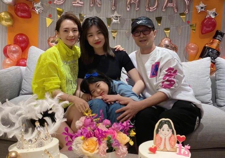 章子怡|章子怡的女儿6岁生日，天真许愿湿了妈妈眼眶，小苹果扎小辫出镜