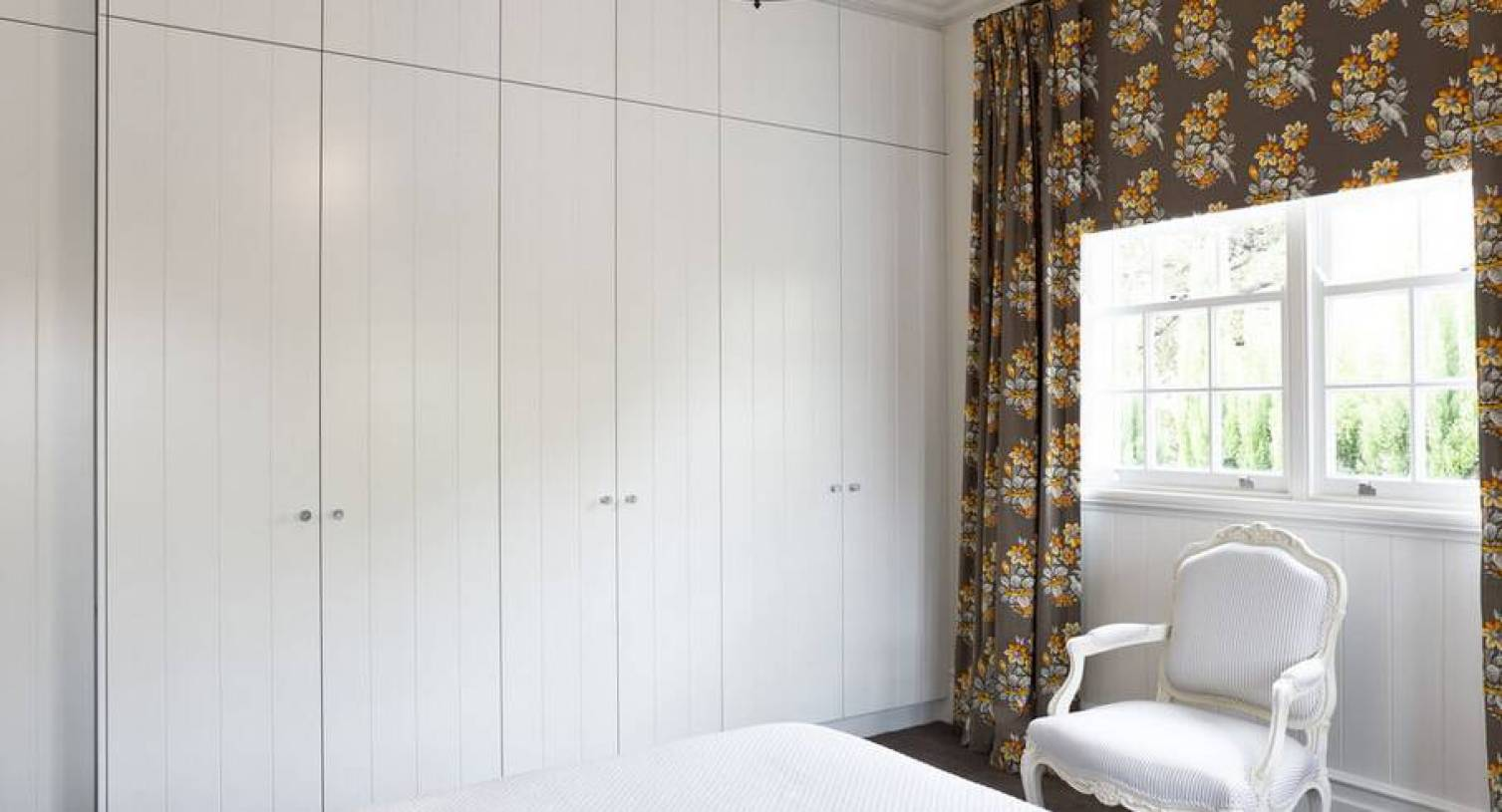 衣柜颜色和款式同样重要，选对颜色更高档，衣柜也能实用又美观