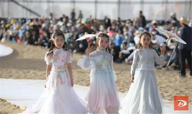 掌上敦煌 《国秀·敦煌》少儿实景沙漠秀在鸣沙山月牙泉景区精彩上演