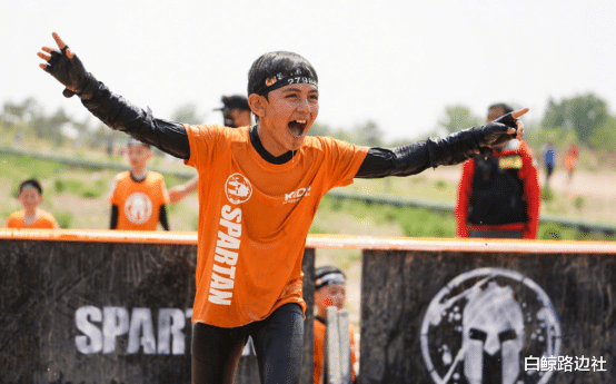 诺一|10岁诺一带妹妹开跑车！晒黑后长相酷似刘烨，看到车激动合不拢嘴