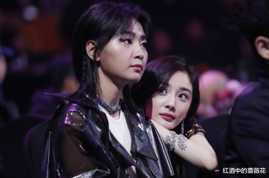 跨年晚会|杨幂周笔畅跨年晚会隔空亲亲，神仙友谊羡煞旁人