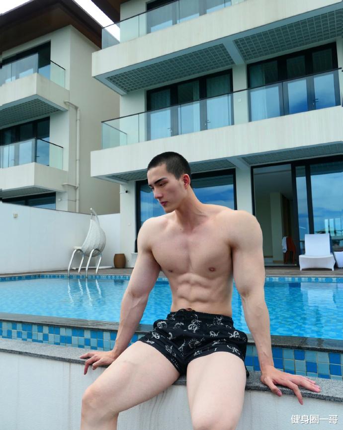 健身圈一哥 撸铁健身打造一身腱子肉，超爱cosplay，宛如画中走出来的肌肉美男！