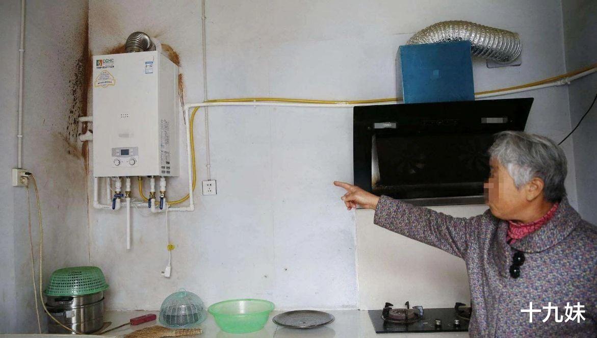 北方靠小太阳就能过冬?八旬老人天冷烧柴取暖,结果被封炕拆烟囱
