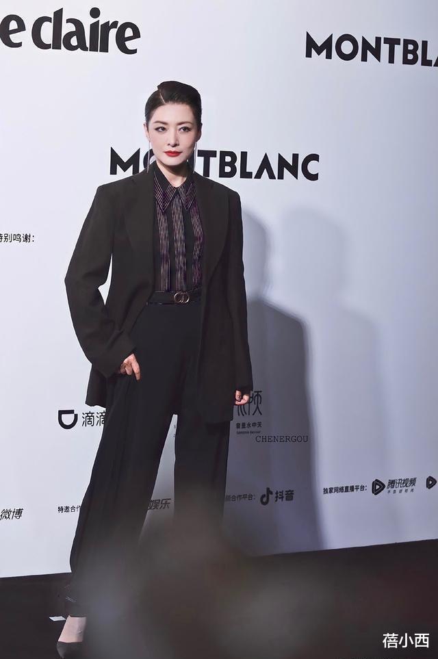 蓓小西|周涛气质独特又一绝，穿红色连衣裙展现优越气质，薄纱裙仙气飘飘