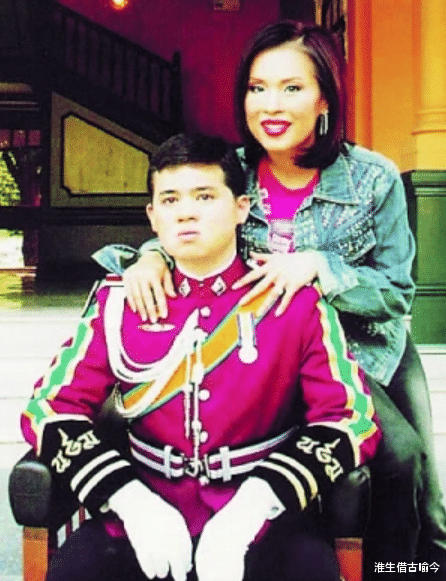 乌汶叻|白发人送黑发人！泰国美后诗丽吉送别外孙，含泪趴地跪拜王子画像