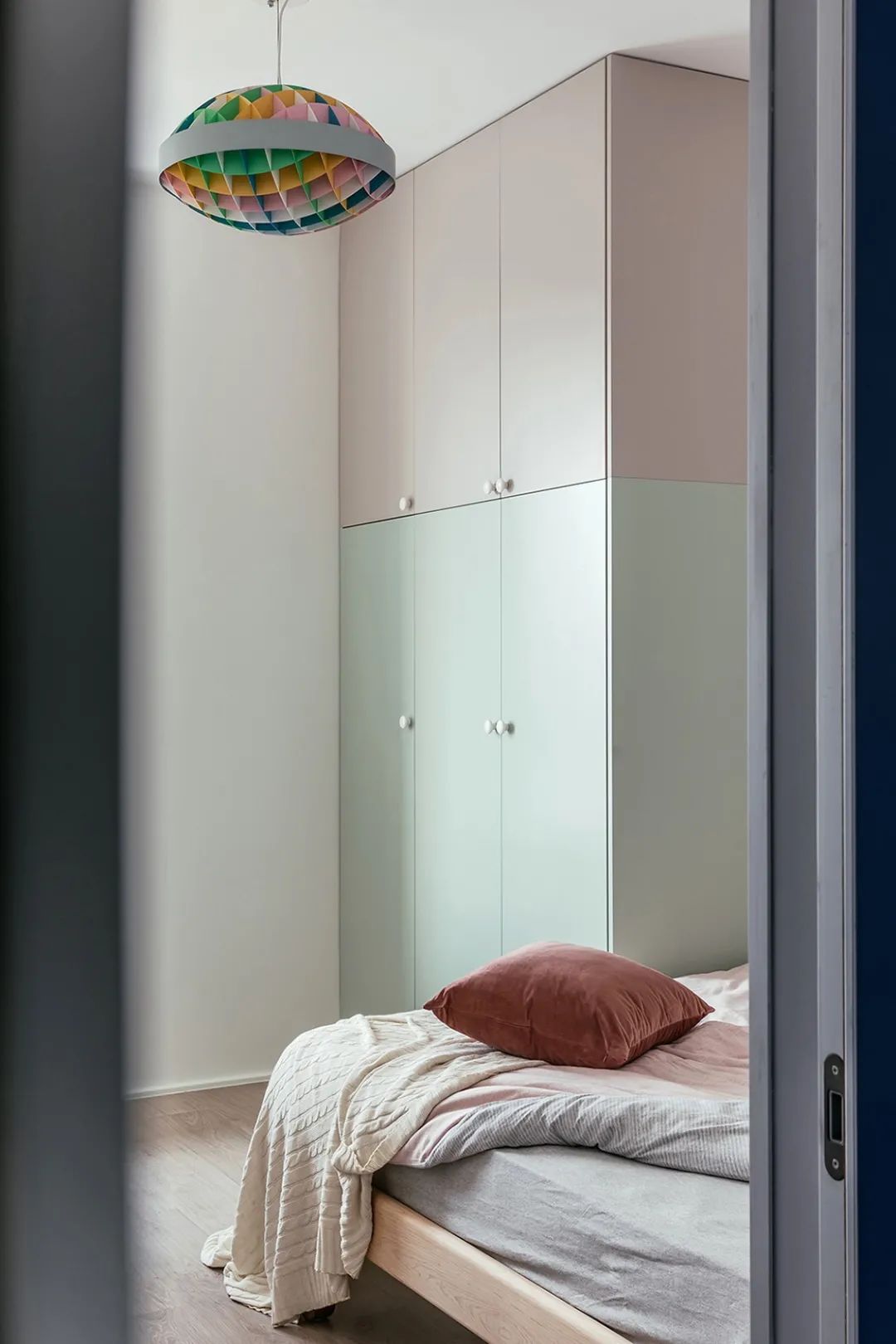 看腻了性冷淡风？他用木白灰，打造了三代人都爱的小三房