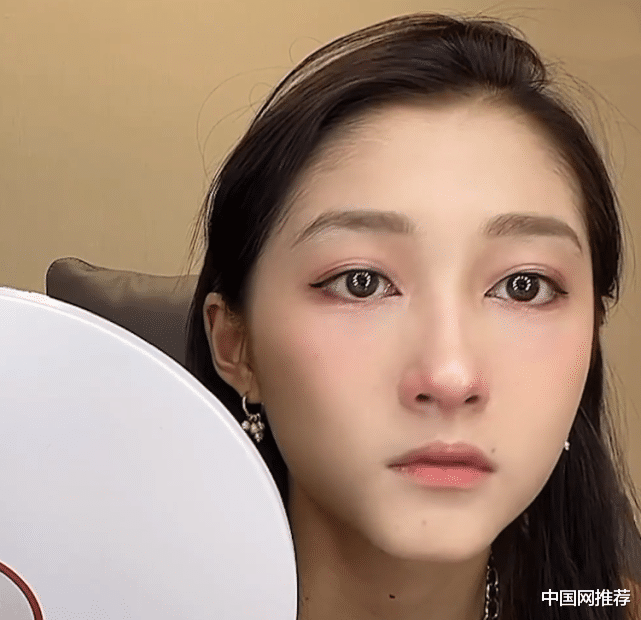 关晓彤|关晓彤公开化妆过程，却忘了开十级美颜，颜值引热议