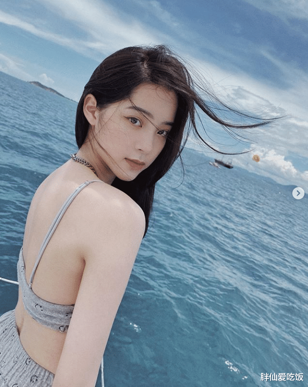 欧阳娜娜|欧阳娜娜长大了，晒海边泳衣照，身材“超常发育”
