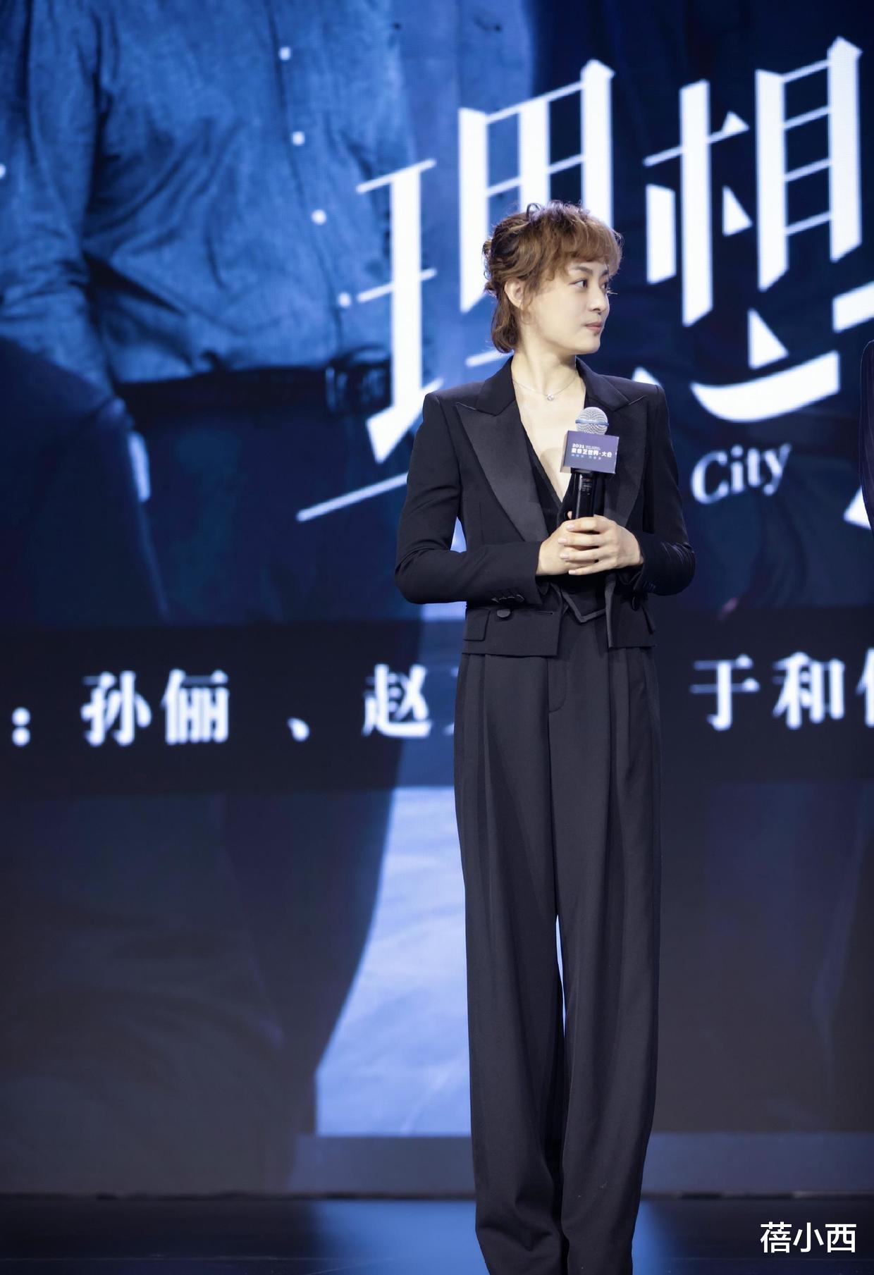 孙俪|孙俪剪了齐刘海波波头，穿薄纱蕾丝裙亮相，气质一般人真比不了