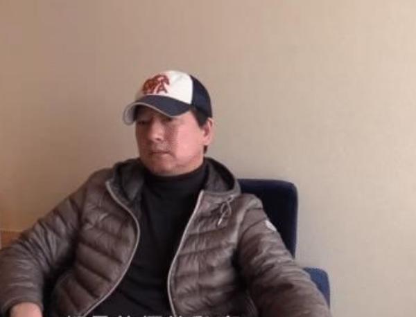 张恒|张恒带娃被拍,父子三人挤在25平米小房间,婴儿床只能共用一个