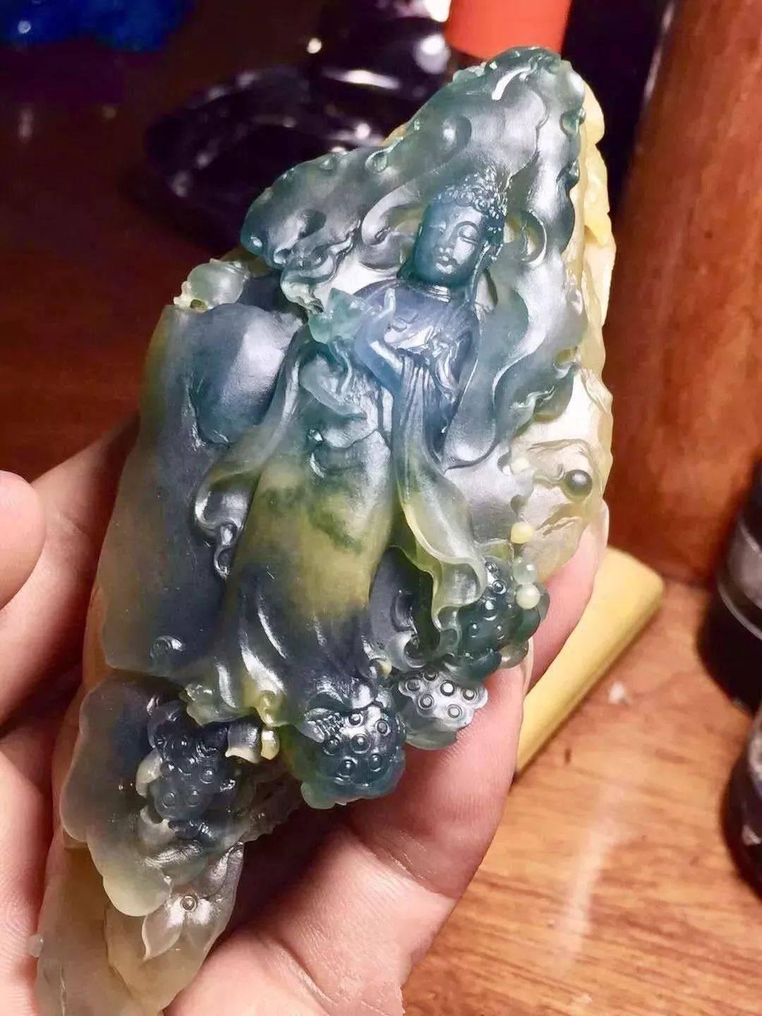 翡翠|极品大马砍翡翠原石，土豪直接做摆件，成品太耀眼了！