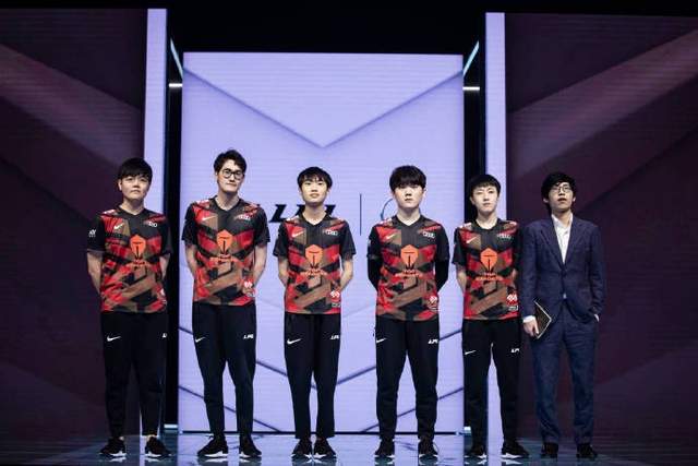 火箭筒|LPL迎榜首之战!EDG碰上劲敌FPX,收官战热度拉满LPL官方笑惨