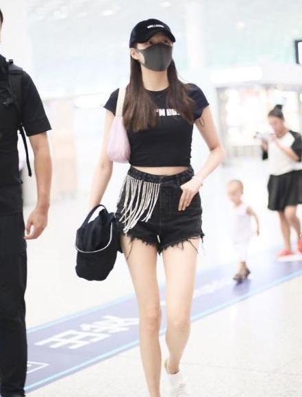 懒美人时尚|关晓彤越来越成熟了,红色玫瑰西装气质出众,秀出迷人美腿博眼球