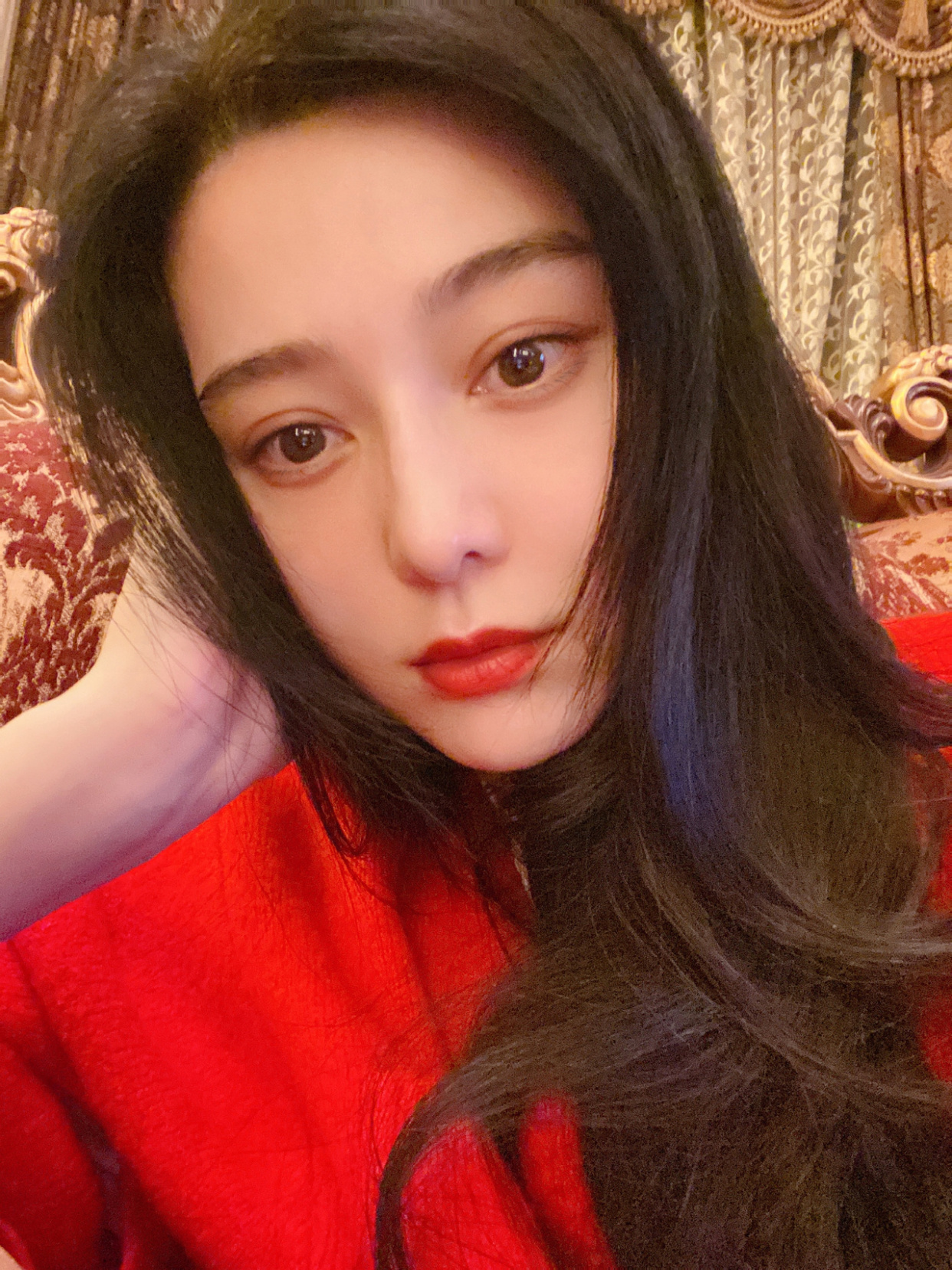 范冰冰|范冰冰姐弟俩陪爸妈过春节，范丞丞亲自下厨炒菜，范冰冰一旁帮忙画面温馨