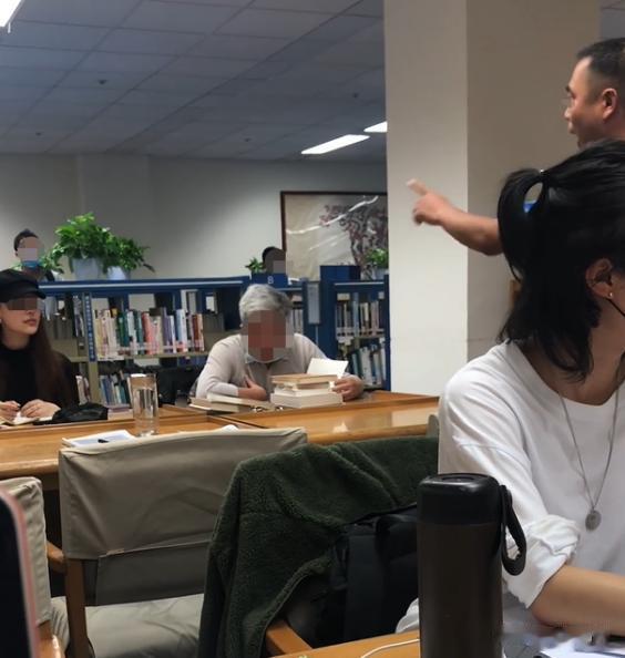 上海一男子图书馆内质问女子“不回家生孩子跑这学习干啥”,工作人员:正商讨处理方式