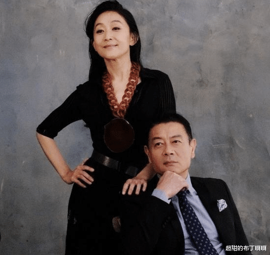 |60岁老戏骨巫刚，和陈瑾现身街头被拍，他和发妻离婚后，至今单身